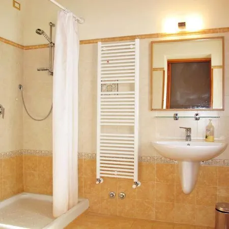 Vaiano Sleeps 25 Pool Air Con Wifi Casa vacanze *